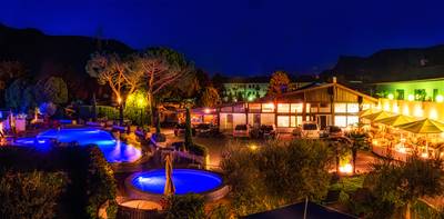 Hotel Lana - Schlosshof Resort bei Nacht